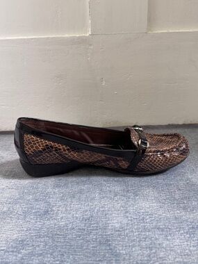 Etienne Aigner Women's Sz 9.5 Brown Snakeskin Embossed Patent Loafer Flat